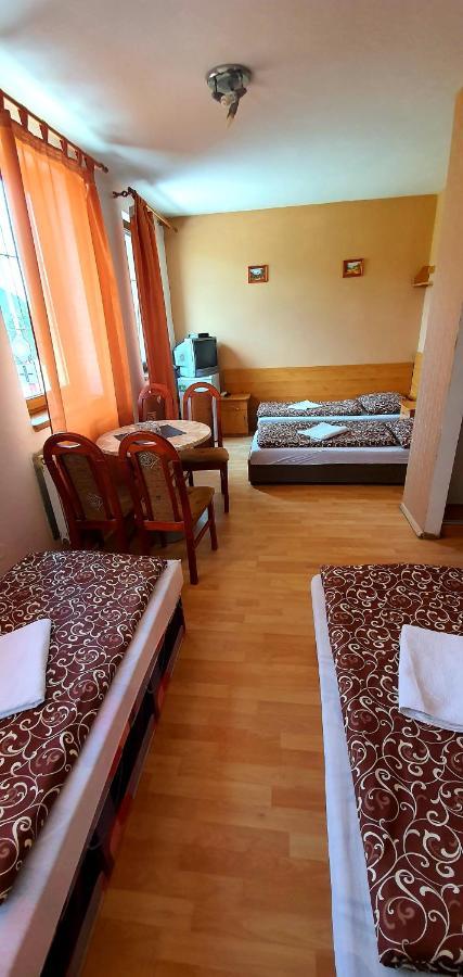 Hotel Penzion Highway à Ruzomberok Extérieur photo